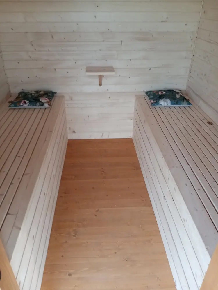 Wnętrze apidomku - leżanki umieszczone bezpośrednio nad rodzinami pszczelimi