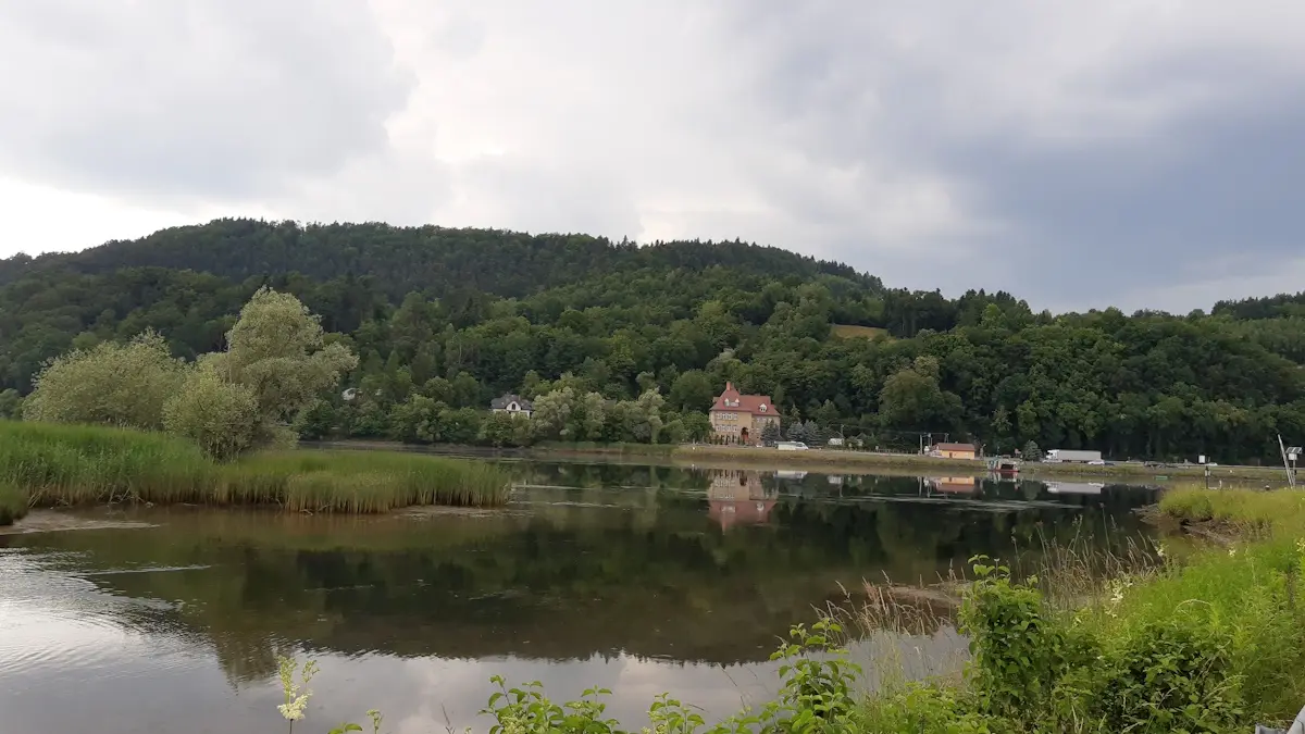 Widok z Tropia na górę Głowacz nad Jeziorem Czchowskim